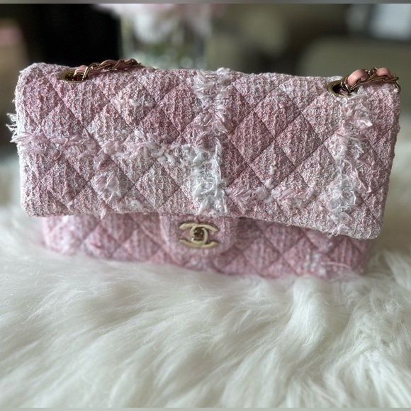❌SOLD❌ 🩷🤍Chanel 22C Pink Tweed Medium Classic Flap🩷🤍 - Picture 2 of 13